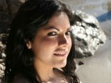 Vania Rodriguez strip à la plage